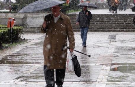 Meteorologii anunţă ploi, lapoviţă şi ninsoare în majoritatea regiunilor