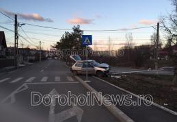 ACCIDENT! Două mașini distruse și un stâlp dărâmat pe strada Nicolae Titulescu din Dorohoi - FOTO
