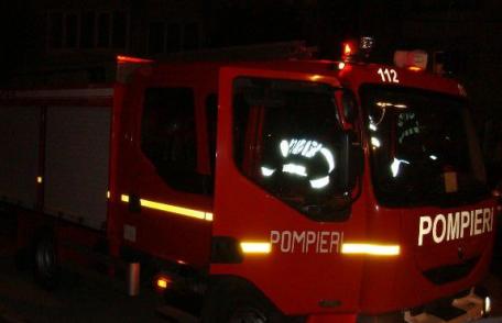 Mașină în flăcări pe strada Spiru Haret din Dorohoi. Pompierii au intervenit prompt și au evitat extinderea focului