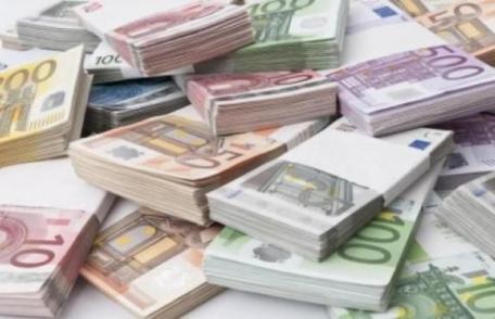 Zeci de mii de euro, îngropate în saci de plastic au fost găsite de politiști