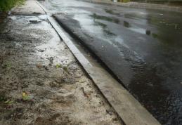 Primim la Redacţie - Noul strat asfaltic este un dezastru – FOTO