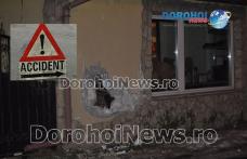 ACCIDENT! Un autoturism s-a oprit în peretele unui spațiu comercial de pe strada C.D. Gherea din Dorohoi – FOTO