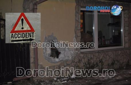 ACCIDENT! Un autoturism s-a oprit în peretele unui spațiu comercial de pe strada C.D. Gherea din Dorohoi – FOTO