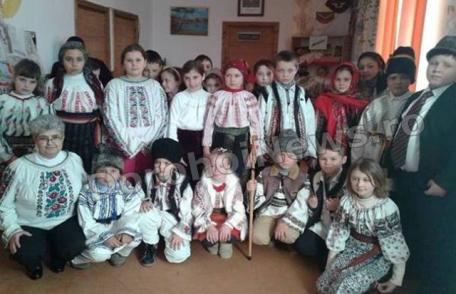 Activitate la Școala Gimnazială „Mihail Sadoveanu” Dumbrăvița „Hai să dăm mână cu mână” - FOTO