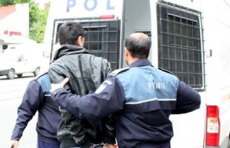 Tânăr din comuna Suharău reținut de polițiști după ce a atacat o bătrână și a adormit în casa victimei