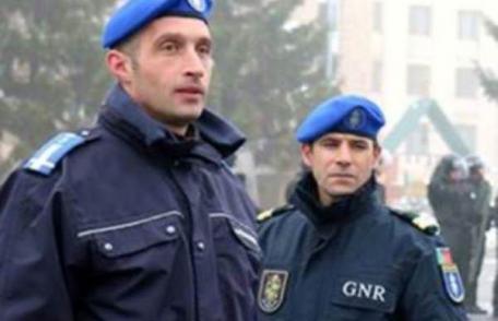 Un jandarm român instruieşte poliţişti ucraineni