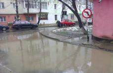 Primim la redacție – Scurgere de ape pluviale defectuoasă într-un cartier din Dorohoi - FOTO
