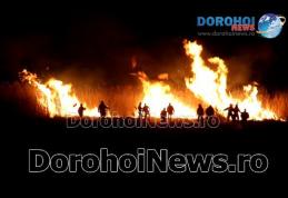 Flăcări uriașe luni noapte lângă municipiul Dorohoi! Aproximativ 30 de hectare distruse într-un incendiu! VIDEO/FOTO
