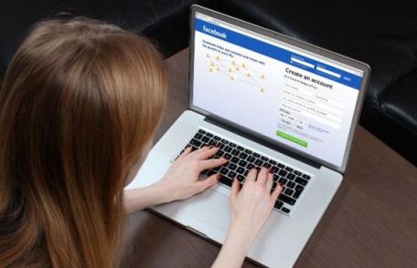 De ce unii oameni își pun pe Facebook întreaga viață