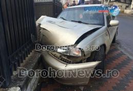 Accident! Mașină înfiptă în gardul unei case de pe strada Ștefan cel Mare din Dorohoi - FOTO