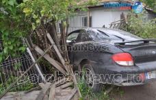 Accident de circulație în Dorohoi: Un autoturism s-a oprit în gardul unei case de pe strada Ștefan cel Mare - FOTO