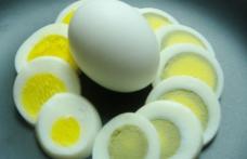 Motivul pentru care se înverzeşte gălbenuşul ouălor fierte. Le mai putem mânca?