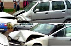 O șoferiță a ajuns la spital după un impact frontal între un Opel și un BMW
