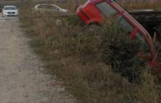 Autoturism înmatriculat în județul Botoșani, lovit de tren și aruncat într-o râpă