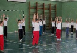 Ministerul Educaţiei: Elevii scutiţi de efort fizic au obligaţia de a fi prezenţi la orele de educaţie fizică