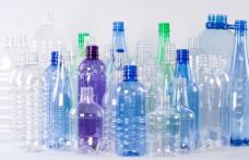 La ce riscuri te expui când refoloseşti sticlele de plastic