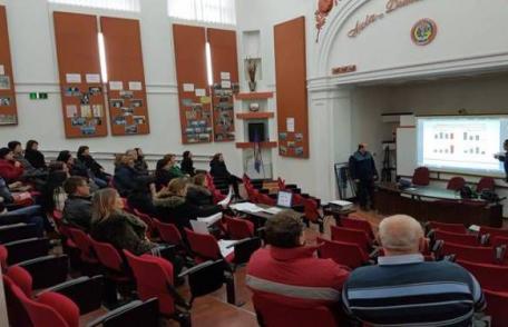 Specialişti din cadrul Centrului Antidrog Botoşani s-au întâlnit cu părinţii elevilor Colegiului Naţional „Grigore Ghica” din Dorohoi