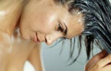 Ce se întâmplă dacă îți masezi părul cu sare de mare?