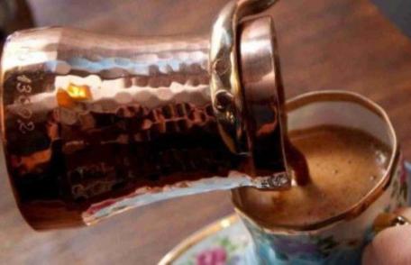 Toarnă o linguriță de apă rece în cafeaua proaspătă și așteaptă 30 de secunde. Efectul e uimitor!