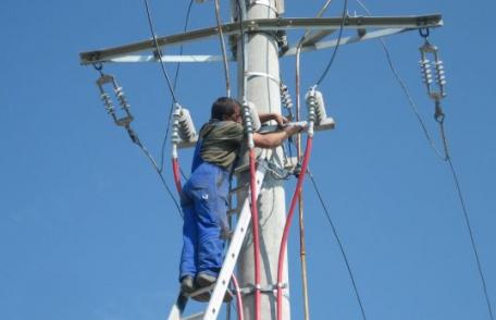 Alimentarea cu energie electrică a fost restabilită în majoritatea zonelor din Moldova afectate de condiţiile meteo ieri