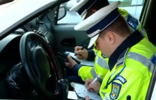 Tânăr de 26 de ani, cercetat de poliţiştii după ce a fost prins fără permis, la volanul unui autoturism