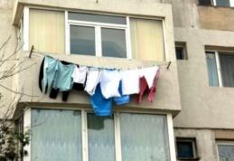 Un oraș din România interzice uscarea rufelor în balcoanele locuințelor și bătutul covoarelor în spatele blocului