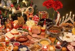 Ce mâncau românii de Crăciun în 1937! Începeau cu alune sărate şi ţuică de Văleni