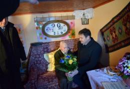 105 ani de viaţă, sărbătoriţi în mijlocul familiei de Vasile Chipoancă, veteran de război - FOTO