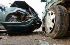 Două autoturisme avariate din cauza unui șofer imprudent