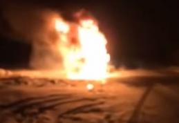 Un microbuz care efectua o cursă la Darabani a fost cuprins de flăcări – FOTO / VIDEO
