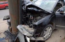 Un șofer din Dorohoi a intrat cu mașina într-un stâlp, după ce a plecat băut la plimbare