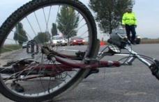 Prea beat ca să pedaleze: Un biciclist din Dorohoi a căzut pe carosabil la efectuarea unui viraj la stânga