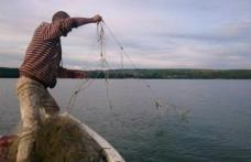 Doi bărbaţi depistaţi la pescuit pe râul Prut folosind unelte interzise
