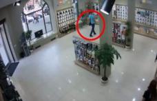 Tupeu de hoţ: a furat un telefon chiar din vitrina unui magazin