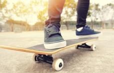 Accident: Un copil de 13 ani, care se dădea pe skateboard a fost lovit de o maşină