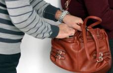 Hoț prins cu mâna în geanta unei femei