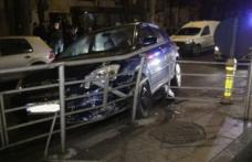 Un șofer cu o alcoolemie amețitoare a pierdut controlul volanului și a intrat cu mașina în scuarul unei stații de tramvai