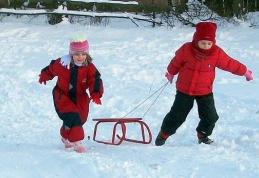Ce trebuie să urmărești atunci când copilul tău se joacă în zăpadă