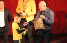 Copiii clubului ACS Juniorul Dorohoi premiați de Moș Crăciun la Sala Teatrului din Dorohoi - FOTO