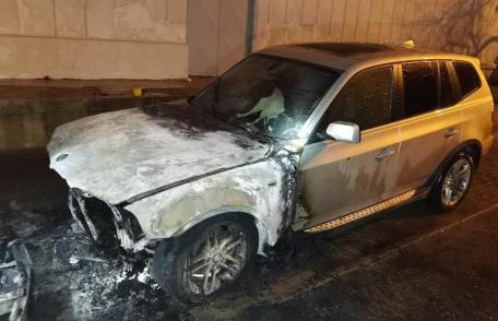 Mașină distrusă parțial într-un incendiu la Botoșani