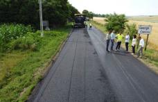 Covoare asfaltice turnate pe drumurile județene - FOTO