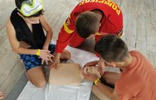 Elevi învățați să salveze vieți și în vacanță - FOTO