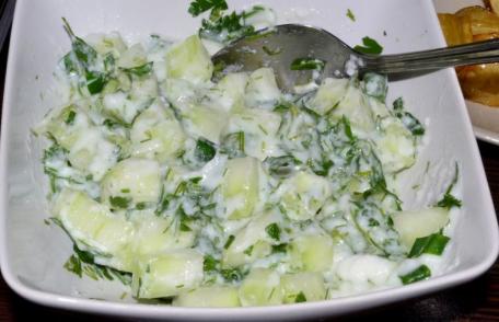 Salată de castraveți cu sos de iaurt
