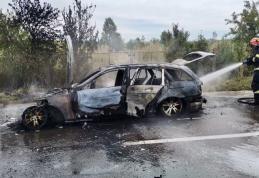 Autoturism cuprins de flăcări la Vorona. Pompierii au intervenit 
