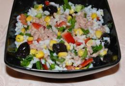Salată mediteraneană de orez, ton și măsline
