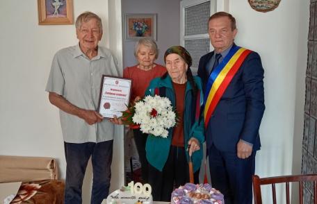 Cetățean centenar: Femeie din Dorohoi sărbătorită de rude și autorități - FOTO