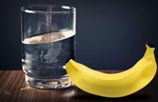 De ce ar trebui să îți începi ziua cu un pahar cu apă caldă și o banană
