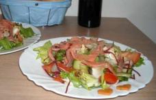 Salată cu somon afumat