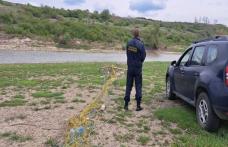 Polițiștii de frontieră curăță Prutul de plase monofilament interzise de lege