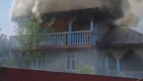 Femeie din Carasa ajunsă cu arsuri la spital după ce un incendiu i-a cuprins casa